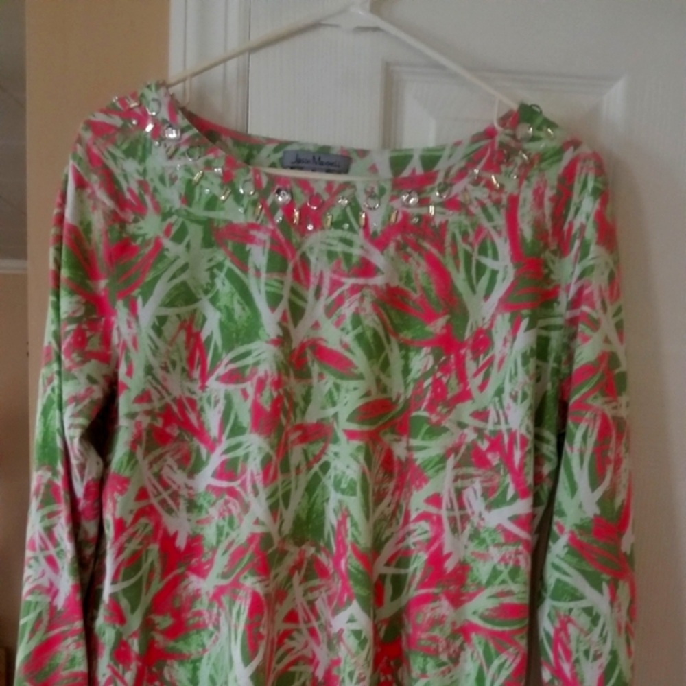 Women's extra large floral design shirt. Feminie spring colors